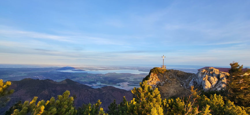 Das frühe Aufstehen hat sich wieder einmal gelohnt!! : )  Gipfelkreuz Hochfelln 1674 m ü. NHN 