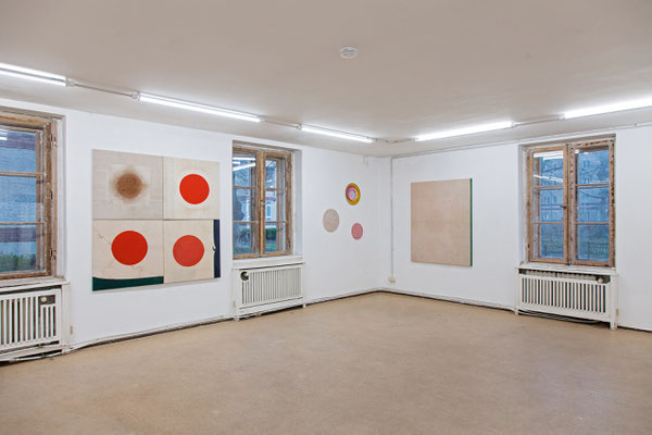 Uli Fischer, „AMPHIBOLIC STAGE, 2014, hist. Baumwolle, japanische Flaggen aus dem WW II, genäht auf Leinen/Baumwolle, 160 cm x 160 cm | Bettina Weiß, „Elypse“, 2020 | „Perlmutt“, 2020 | „Ellice #2“, 2020 | Uli Fischer, „THE MORNING AFTER I“, 2015 