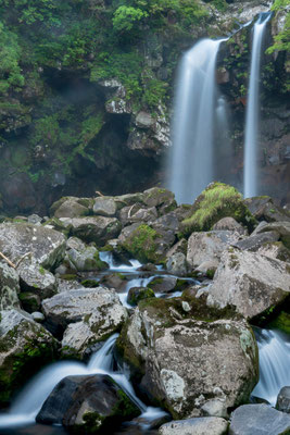 二の滝全景。鳥海山噴火の名残の花崗岩がゴロゴロする滝で、私の好きな滝の一つです。