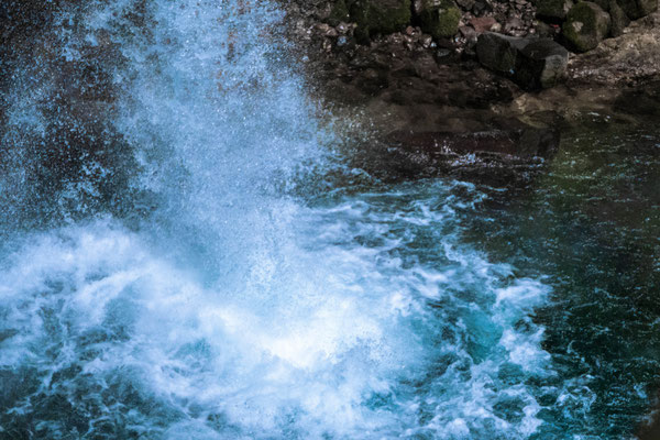 滝つぼだけを狙ってみました。シャッター速度を早くし、水飛沫を撮ってみました。