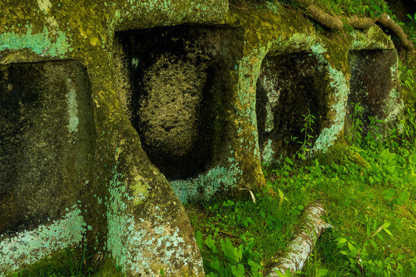 苔の鮮やかな洞穴。かつては石仏がそれぞれに鎮座していたのでしょうか。