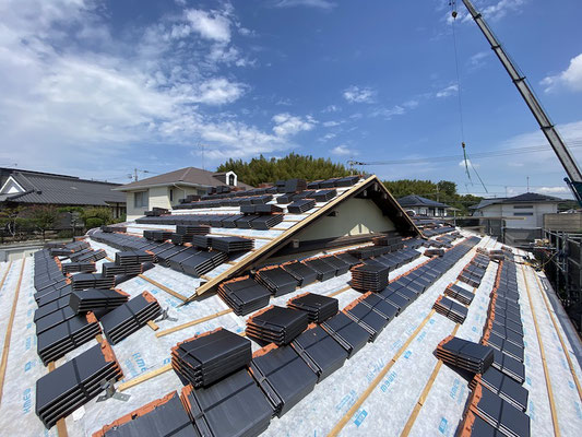 屋根瓦 葺き替え工事中