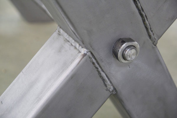 Detailbild Ansicht Kreuzgestell Stahl mit markanten Schweißnähten.