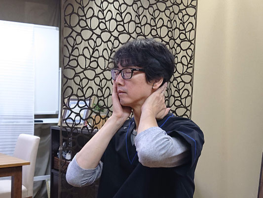頬と首後ろ 横