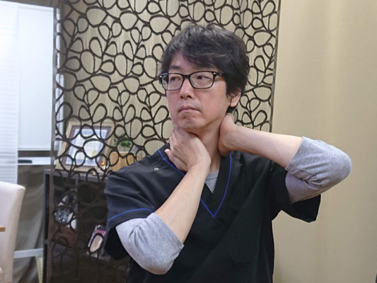 首斜め前と首後ろ 前