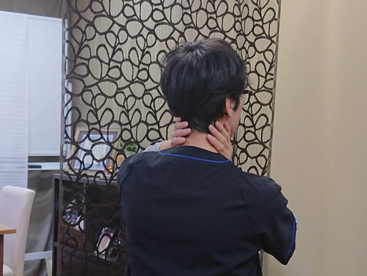 首斜め前と首後ろ 後ろ