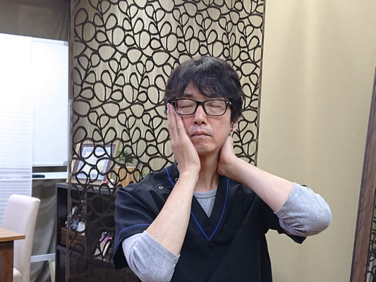頬と首後ろ 前