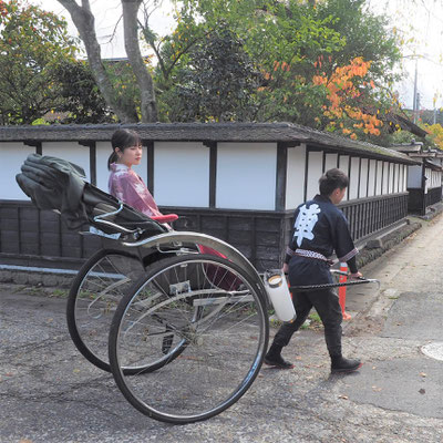 古いまちないを生かすまち「みやぎの明治村」登米市登米町を運行する東北工業大学建築史研究室の人力車。ハイカラさんの和装やれきコスの方々もご乗車。登米はNHK連続テレビ小説「おかえりモネ」ロケ地としても注目されます。