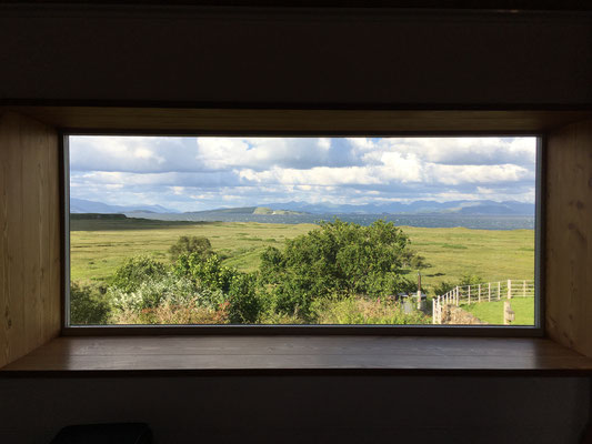 Der Blick durch das Panoramafenster im Hauptschlafzimmer, Gorsten House, Isle of Mull