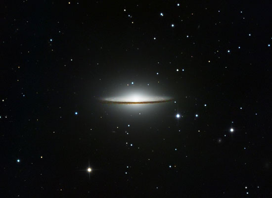 Messier M104 - Sombrero Galaxie, 11x900s LUM ungebinnt + RGB, mit Darks und Flats - 28. - 31.03.2019