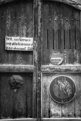 Porte dans St Antoine l'Abbaye (Isère)