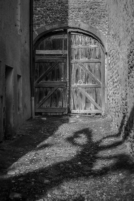 Porte dans St Antoine l'Abbaye (Isère)