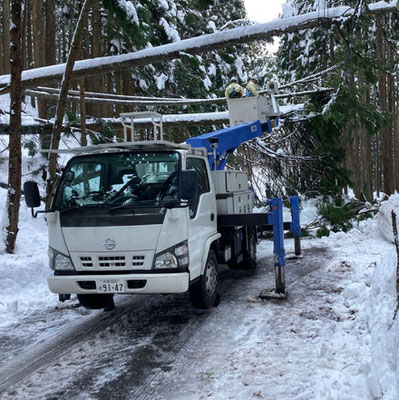 雪害による倒木処理作業②　停電復旧に力が入ります