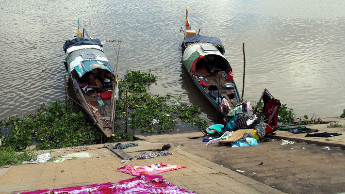 Schiffsnomaden trocknen ihre Wäsche am befestigten Ufer des Mekong, ...