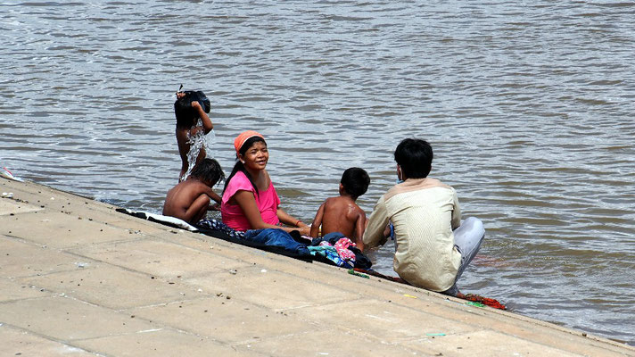 ... während sich eine Famile mangels Sanitärzuganges im Mekong wäscht