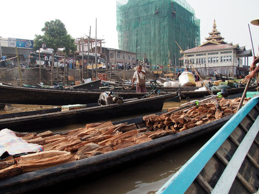 Dichtes Gedränge im Kanal in Nyaung Shwe