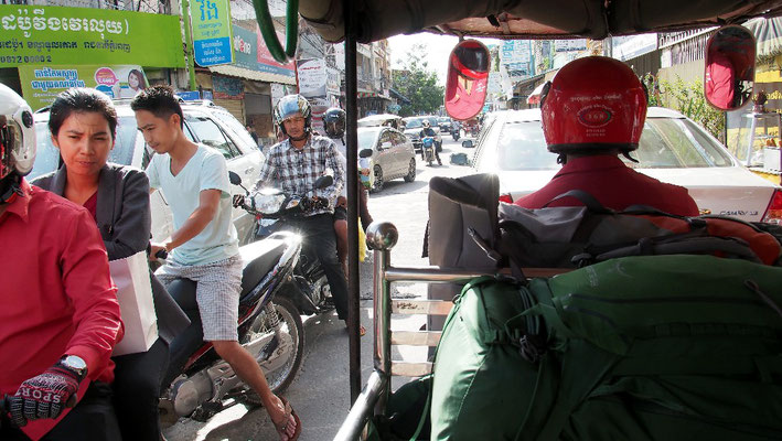 Rückfahrt - auf trickreichen Nebenwegen fuhr uns der Tuk-Tuk-Fahrer zum Flughafen, ...