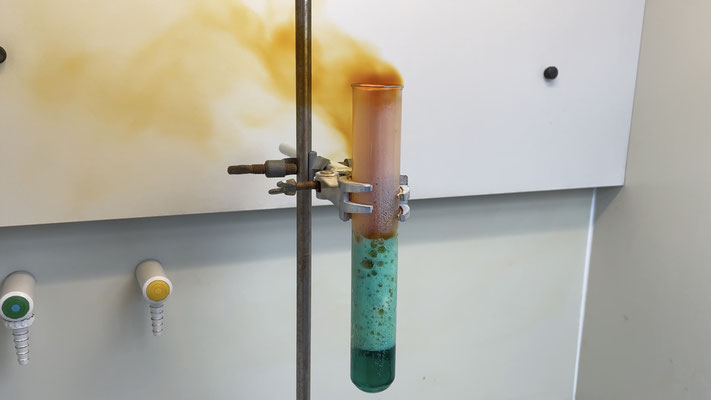 Kupfer reagiert heftig mit Salpetersäure