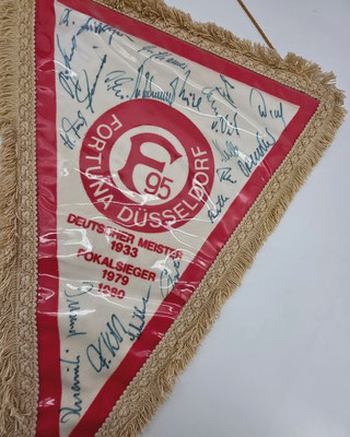 Saison 1983/1984 - 1. Liga / 1. Bundesliga - Schmuckwimpel - signiert vom Kader 1983/1984