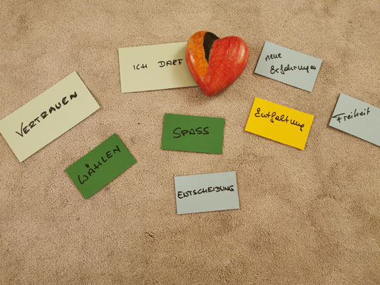 Karten und Herz am Boden