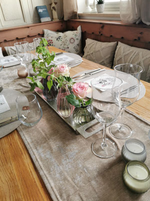 Gedeckter Tisch im neuen Zuhause