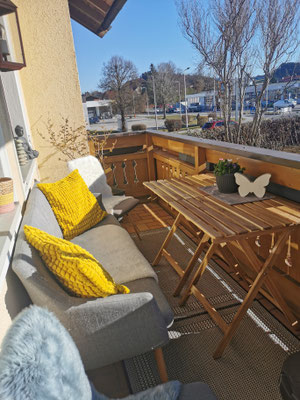 Balkon mit Bank und Tisch