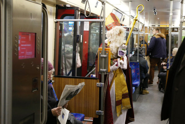 Mit Bischofsstab und -mitra in der engen U-Bahn - für Nikolaus Sebastian Geßmann kein Problem. (Foto: Nicole Cronauge | Bistum Essen)