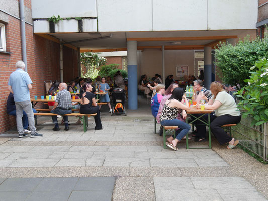 Kinder, Ehrenamtliche und das Leitungsteam des Sozialzentrums haben zusammen ein Sommerfest gefeiert. (Foto: Barbara Hackert)