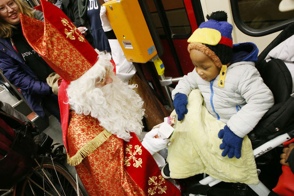 Langsam arbeitete sich Nikolaus Sebastian Geßmann durch die fahrende U-Bahn. (Foto: Nicole Cronauge | Bistum Essen)