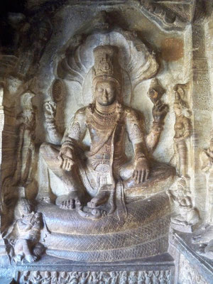 Jain Cave  Tirthankara Parshavnatha mit einer Schlange zu seinen Füßen