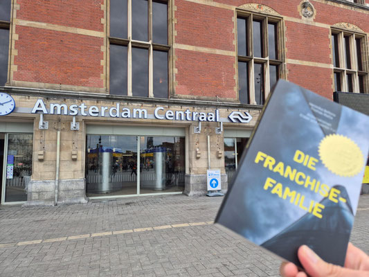 Am Hauptbahnhof von Amsterdam © Kunstwirtschafter 2024