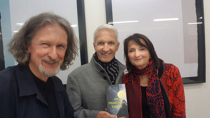 Roland mit Autorenduo und Buch © Bellone/Matla 2024