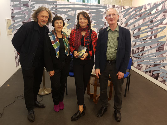 Galeristen Gaby & Gert Billing in ihrer Galerie mit Bellone/Matla bei der 1. Lesung © Bellone/Matla 2024