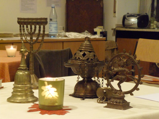 Symbole von fünf Weltreligionen