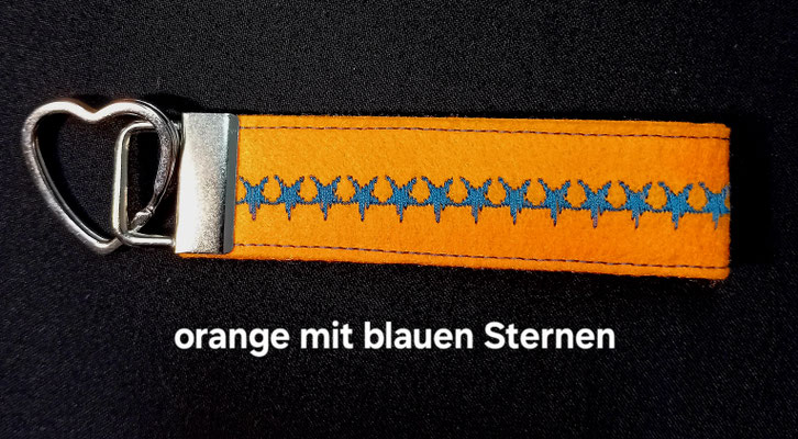 Schlüsselanhänger mit Herzring und Sternmotiv aus Filz - Handarbeit zu kaufen