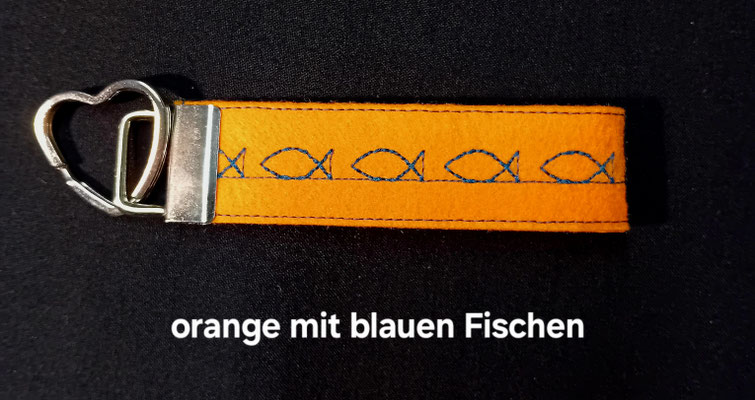 Schlüsselanhänger mit Herzring und Fischmotiv aus Filz - Handarbeit zu kaufen