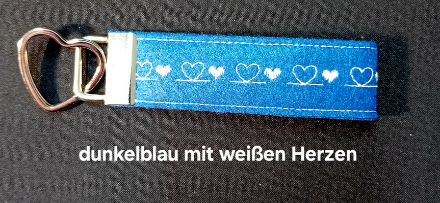 Schlüsselanhänger mit Herzring und Herzmotiv aus Filz - Handarbeit zu kaufen
