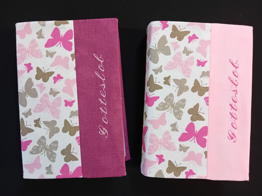 Stoff 14 - Schmetterlings-Motiv, bei Modell B+C wahlweise mit Kombistoff in beere mit rosa oder weißer Schrift, oder Kombistoff in rosa mit pinker Schrift