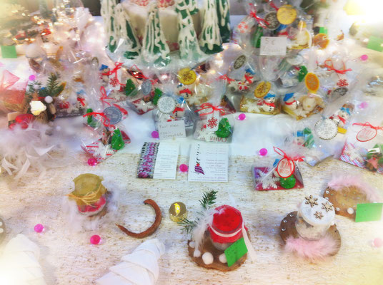 Présentation de La Cerise sur le Gâteau au Marché de Noël de Saron sur Aube, en compagnie de ma collègue Les Emois de Cynthia. Confection de sujets de Noël comestibles.