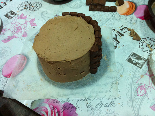 Molly cake, ganache montée aux Kinder Schoko-Bons et Kinder Bueno. Dessert orné de l'Escarpin de Noël inspiré de Melle Blush