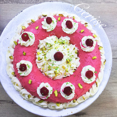 Mousse de framboises sur une génoise à la pistache et insert croustillant