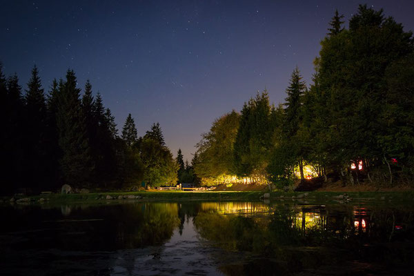 Freydières fête pour la fin de notre gardiennage du Promontoire. Merci à Xavier Bois pour cette photo de l'autre coté du lac de Freydières pendant la soirée festive !