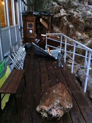 La cabane du matériel, la terrasse d'accès aux toilettes et un des blocs.