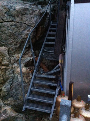 Un des blocs qui a impacté le mur de la cuissine a poursuivi sa course sur l'escalier de secours derrière le refuge