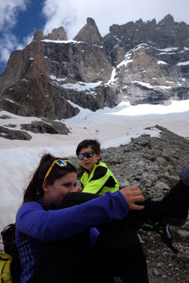 La remontée des enfants. Vers 2700m on se prépare à la neige sur la morraine.