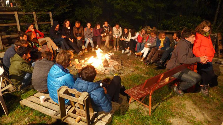 Les plus frileux se sont retrouvés autour du feu pour une veillée conviviale ! – à La Gelinotte Belledonne. Photo Vincent Neirinck.