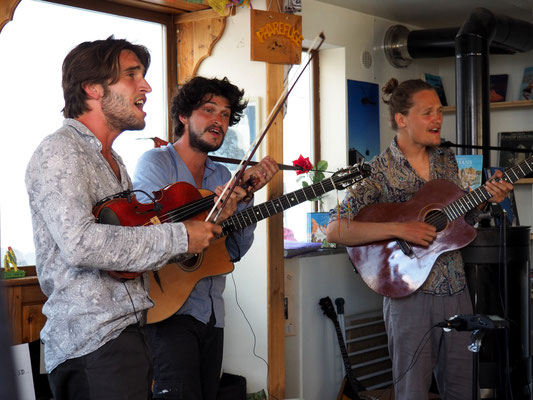 Merci aux artistes (qui ont eu à peine le temps de reprendre leur souffle après la montée en versant Nord et le  passage de la brèche de la Meije