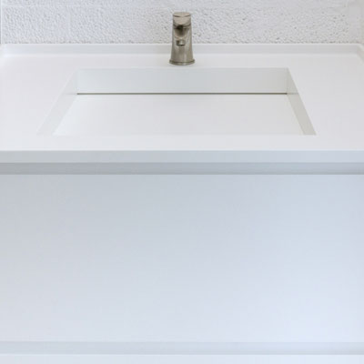 Lietas praustuvas iš balto akrilinio akmens Corian 