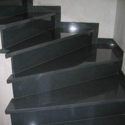 Juodo granito laiptai