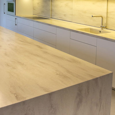 Kitchen island coated in light Corian 